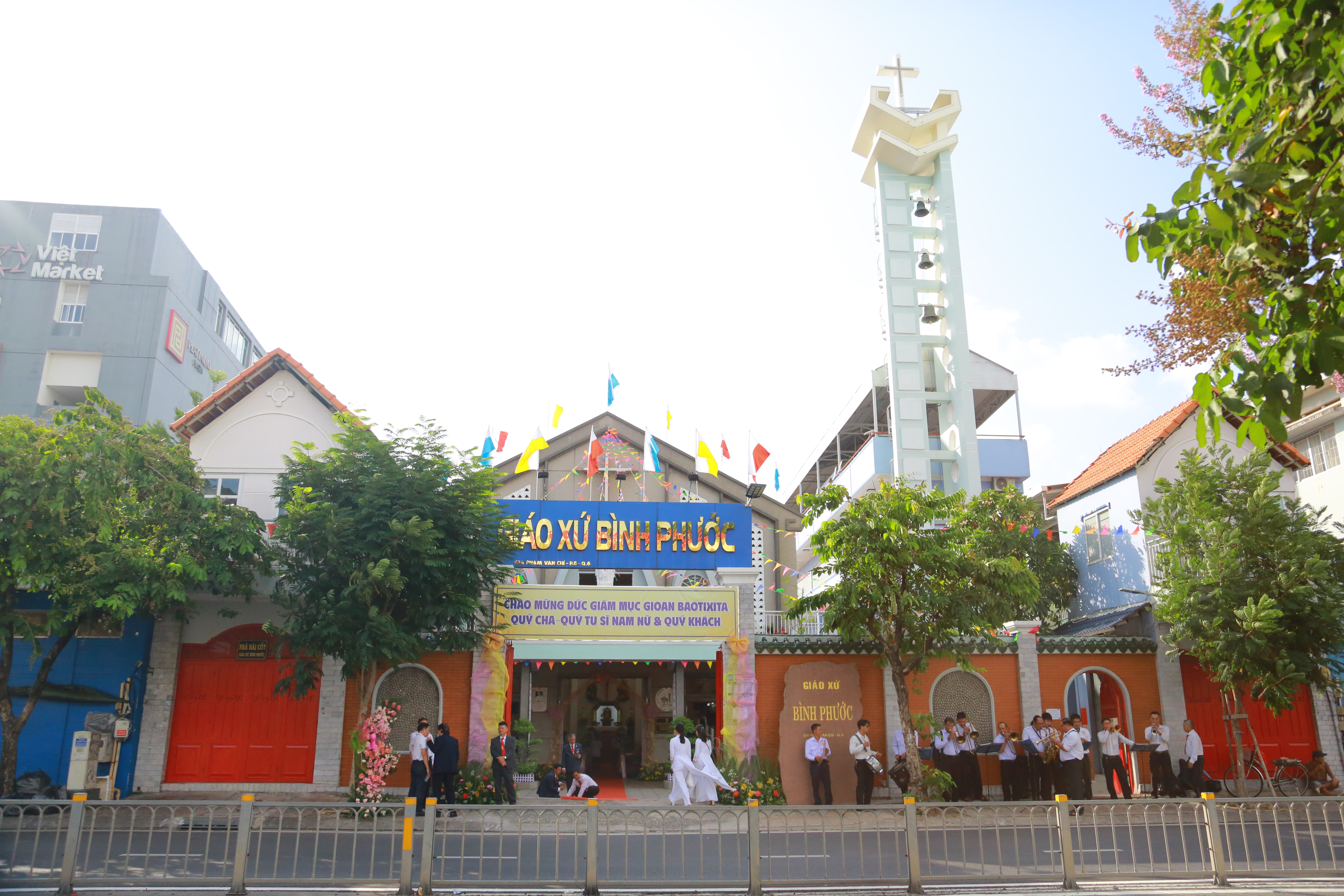 Một ngôi nhà thờ hình thành trên bãi đổ tro